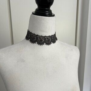 Kim Smiley Lace Choker